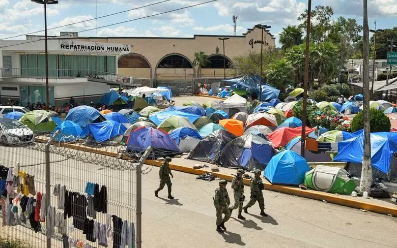 Lực lượng vệ binh Mê-hi-cô tuần tra tại một trại tị nạn ở Ma-ta-mo-rốt. Ảnh ROI-TƠ