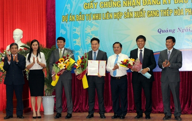Lãnh đạo tỉnh Quảng Ngãi trao giấy chứng nhận đầu tư dự án Khu liên hợp gang thép Hòa Phát Dung Quất