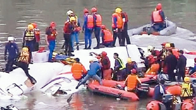 Cứu người bị nạn trong vụ rơi máy bay ở Đài Loan (Trung Quốc).