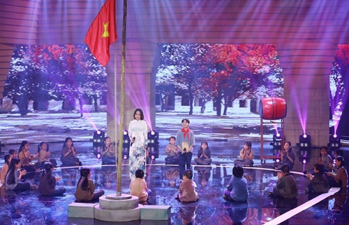 Thiện Thanh và bé Kim Anh với ca khúc Em yêu trường em.