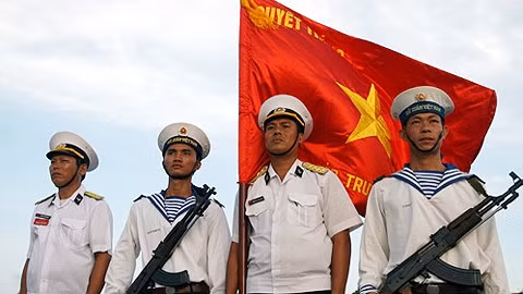 Chiến sỹ Trường Sa chắc tay súng bảo vệ chủ quyền lãnh thổ thiêng liêng của Tổ quốc. (Ảnh: Internet)