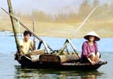 Diễn viên Quốc Khánh (vai anh gù)
và Trương Ngọc Ánh (vai Dần)
trong phim “Áo lụa Hà Đông”.