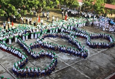 Học sinh ngồi xếp hình tượng trưng cho những giọt nước tại buổi lễ