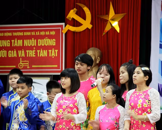 Học sinh Trường tiểu học Trần Quốc Toản (Hoàn Kiếm, Hà Nội) biểu diễn văn nghệ chào xuân cùng Nguyễn Thúy (áo vàng) và các bạn tại Trung tâm nuôi dưỡng người già và trẻ tàn tật Hà Nội.