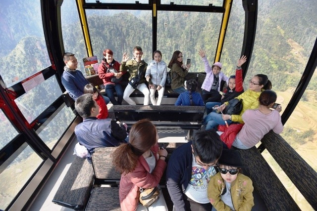 Từ ngày 1 đến 20-12, Sun World Fansipan Legend áp dụng chương trình giảm tới 50% giá vé cáp treo cho du khách trong nước. Theo đó, giá vé dành người lớn chỉ còn 350.000 đồng/vé, vé trẻ em chỉ còn 250.