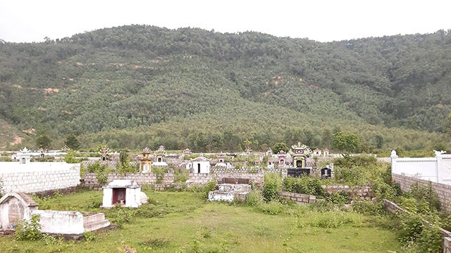 Nghĩa trang tự phát của người dân cần được quy hoạch quy củ để phòng tránh nguy cơ cháy rừng.