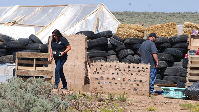 Cảnh sát khám xét khu lán trại nơi phát hiện 11 trẻ em bị ngược đãi. Ảnh: DAILY NEWS