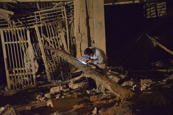 Lực lượng chức năng khám nghiệm hiện trường, điều tra nguyên nhân vụ nổ.