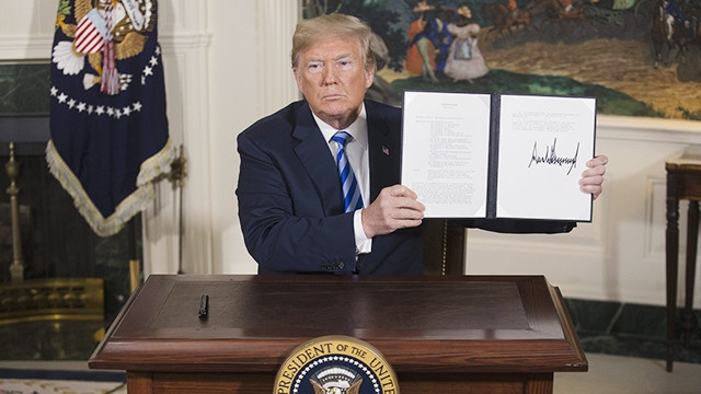 Tổng thống Mỹ Donald Trump công bố bản ghi nhớ về rút khỏi JCPOA. Ảnh: EPA