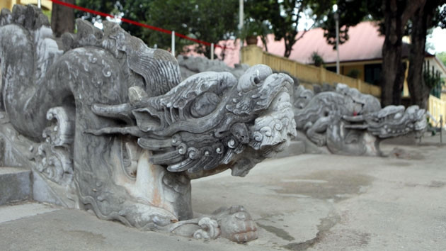 Rồng đá trước thềm điện Kính Thiên.
