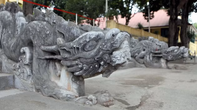 Rồng đá trước thềm điện Kính Thiên.