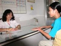 Bác sĩ ở khoa khám trẻ em BV
Tâm thần TP.HCM đang tư vấn cho một bệnh nhi.
