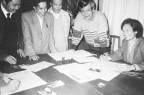 Đồng chí Lê Bình (thứ hai, bên phải)<br>chỉ đạo làm số báo xuân năm 1994<br>tại Ban Thư ký - Biên tập.