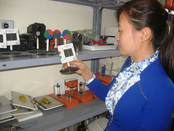 Nhân viên phụ trách thiết bị phục vụ dạy và học ở trường THCS Định Hưng, huyện Yên Định.