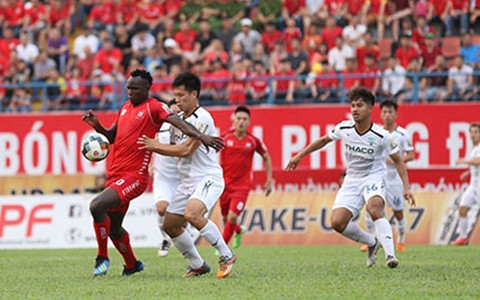 Hậu vệ Hoàng Anh Gia Lai (áo trắng) cản phá pha đi bóng của cầu thủ Hải Phòng. Ảnh: ÐỨC CƯỜNG