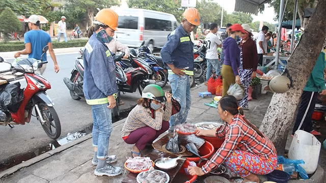 Chợ chiều Điện Dương.