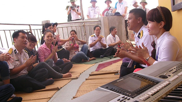 Văn nghệ sĩ đi thực tế sáng tác và biểu diễn tại quần đảo Trường Sa. Ảnh: QUANG HƯNG