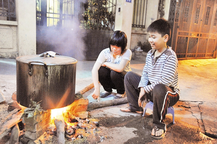 Nhiều gia đình trong thành thị đã trở lại với thói quen tự làm bánh chưng đón Tết.