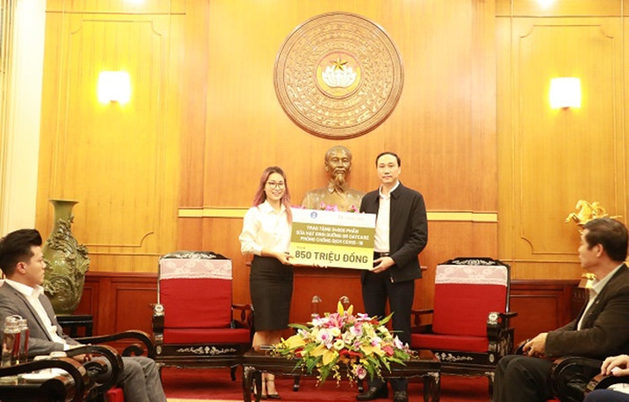 Đại diện thương hiệu sữa Dr OatCare tại Việt Nam, bà Bạch Thái Bảo trao 34.000 phần sữa hạt trị giá 850 triệu đồng cho những trại cách ly tập trung.