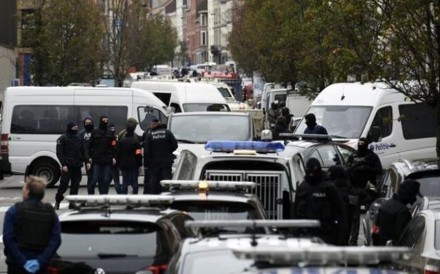 Lực lượng an ninh tiếp tục khám nghiệm hiện trường vụ tấn công khủng bố. (Nguồn: leparisien)