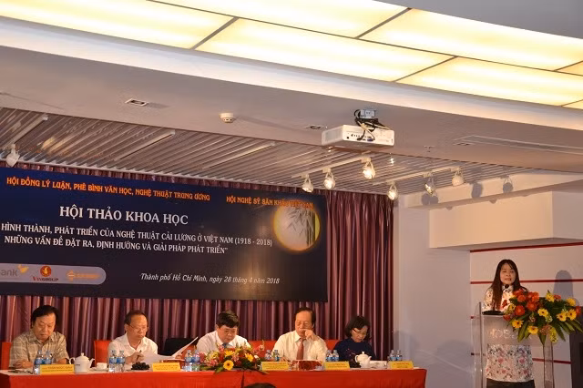 Các đại biểu trình bày tham luận tại hội thảo.