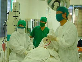 Phẫu thuật nội soi cho một bệnh nhân bị viêm mũi xoang.