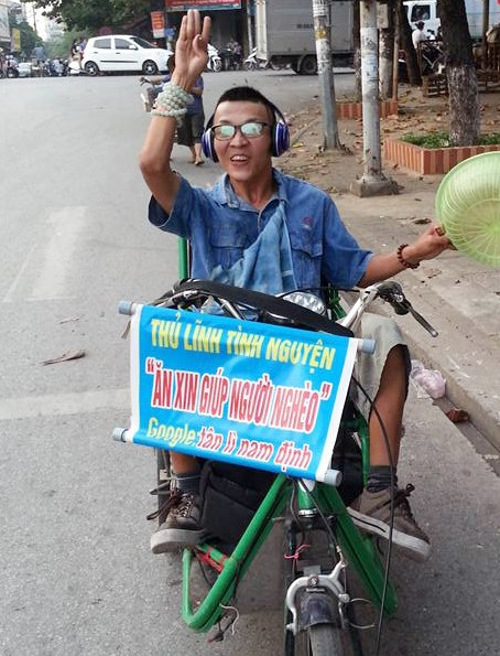 Dù đi lại khó khăn nhưng Tân vẫn miệt mài với những hành trình thiện nguyện.   