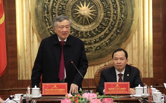 Đồng chí Nguyễn Hòa Bình, Bí thư Trung ương Đảng, Chánh án Tòa án Nhân dân tối cao, Ủy viên Ban Chỉ đạo Trung ương về phòng chống tham nhũng, Trưởng đoàn công tác phát biểu kết luận buổi làm việc. Ảnh