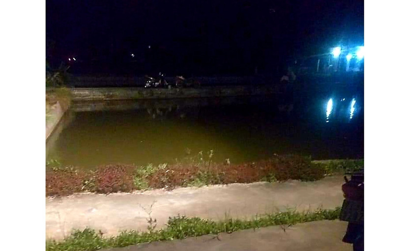 Ao nhà ông Trần Văn Tư, nơi ba cháu bé bị đuối nước.