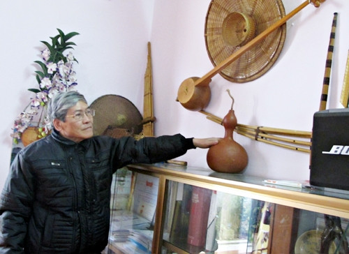 Nghệ sĩ Vương Khon bên bộ sưu tập nhạc cụ truyền thống dân tộc.