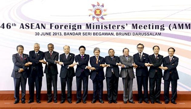 Bộ trưởng ngoại giao các nước ASEAN chụp ảnh chung tại hội nghị. (Ảnh: AFP/TTXVN)
