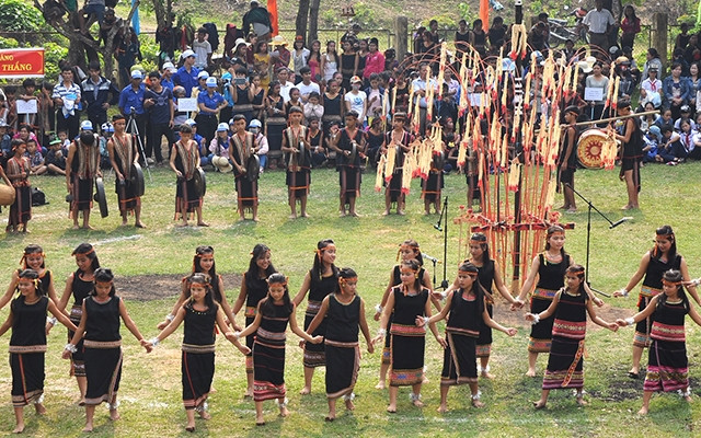Biểu diễn xoang và cồng chiêng ở một lễ hội của đồng bào dân tộc thiểu số tại Kon Tum.