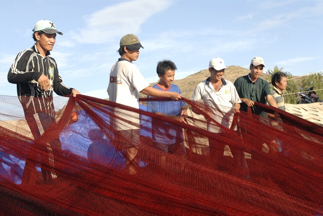 Ngư dân xã An Vĩnh, huyện Lý Sơn (Quảng Ngãi) chuẩn bị ngư cụ ra khơi đánh bắt hải sản. Ảnh: NGUYỄN ĐĂNG