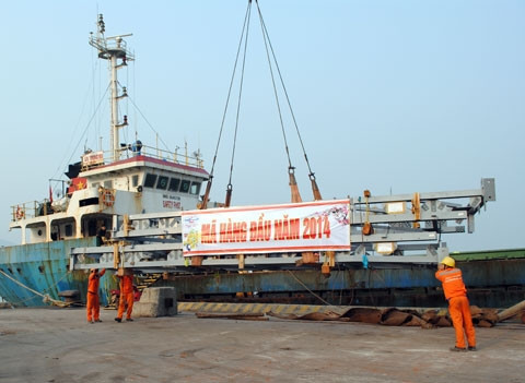 Xuân sang trên bến cảng Vũng Áng 