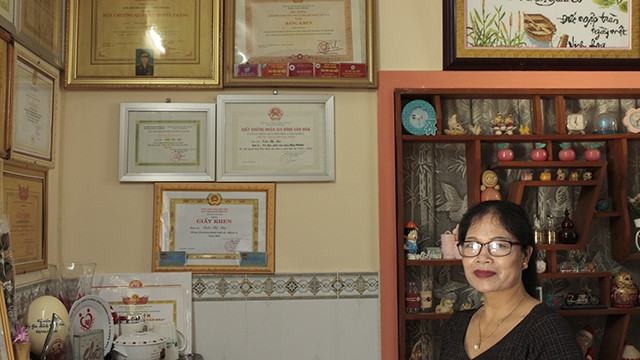 Bà Mai bên những phần thưởng khích lệ bà có thêm động lực trong việc nhân rộng phong trào hiến máu.