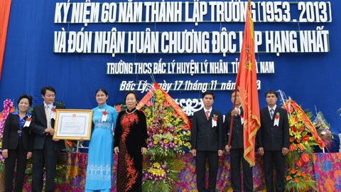 Trường THCS Bắc Lý nhận Huân chương Độc lập hạng Nhất