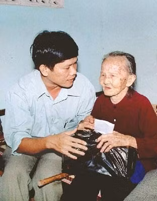 Cán bộ ngành Điện lực thăm và tặng quà Mẹ Việt Nam Anh hùng.