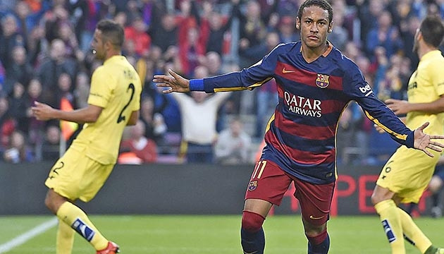 Neymar tiếp tục lập công trong trận Barcelona gặp Villarreal (áo vàng). (ảnh: BBC Sports)