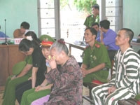 Bà Lâm khóc kêu oan trước tòa.