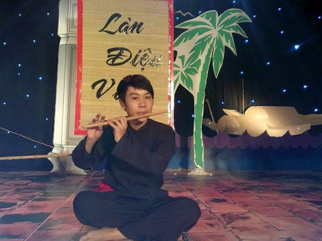 Vàng Minh Dương trong một buổi biểu diễn bằng sáo trúc.