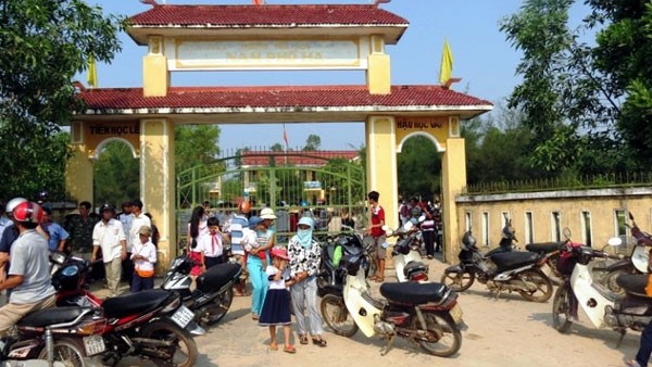Đông đảo phụ huynh học sinh bức xúc kéo đến Trường tiểu học Nam Phổ Hạ phản đối vì con em của họ phải chuyển đi nơi khác học.