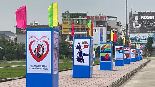 Triển lãm tranh cổ động kỷ niệm 45 năm Ngày Giải phóng miền nam, thống nhất đất nước