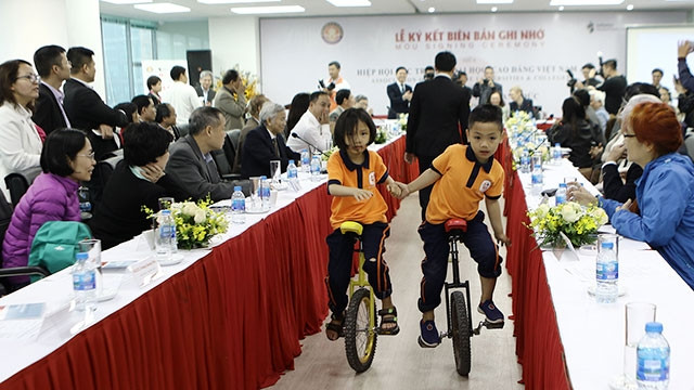 Các em tự kỷ trình diễn đi xe đạp một bánh.