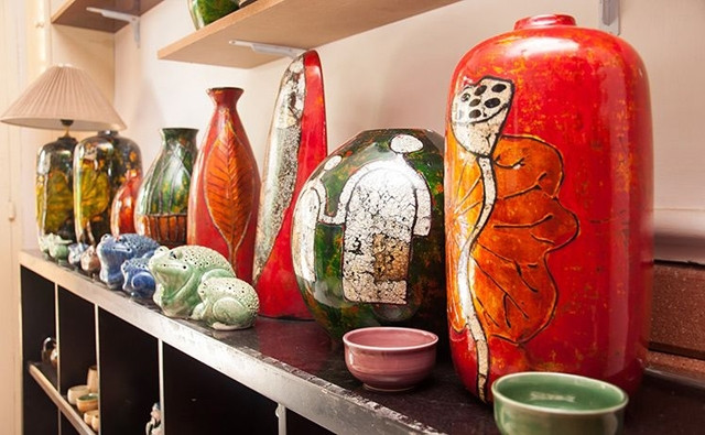 Men gốm đặc trưng Bát Tràng cũng bị chất men mầu nhập ngoại lấn át.