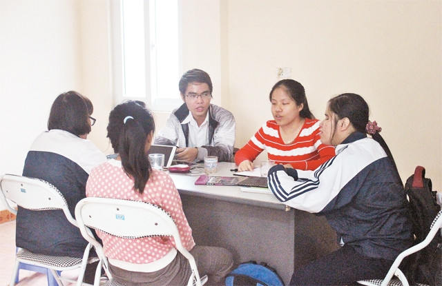 Giờ học luyện thi IELTS của học sinh khiếm thị Trường Nguyễn Đình Chiểu.