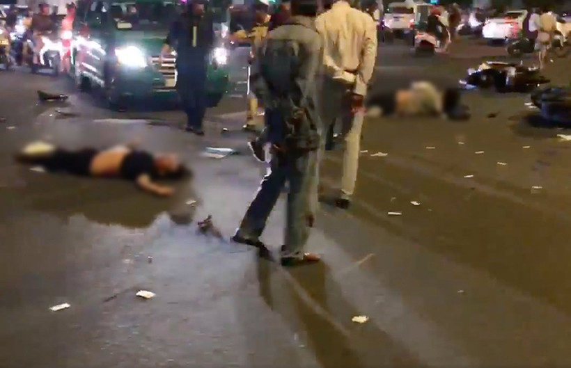 Hiện trường vụ tai nạn giao thông tối 21-10 tại ngã tư Hàng Xanh, TP Hồ Chí Minh.