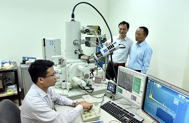 Cách mạng công nghiệp 4.0 đòi hỏi nền giáo dục và đào tạo ở nước ta phải có những cải cách và đổi mới cơ bản, toàn diện. Trong ảnh: Hướng dẫn nghiên cứu sinh nghiên cứu khoa học tại Trường đại học Bác