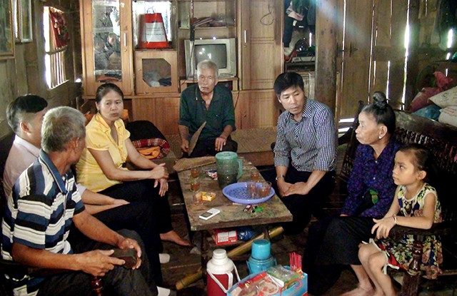 Cán bộ Bảo hiểm xã hội tỉnh Sơn La thăm hỏi gia đình bà Lò Thị Phanh ở bản Ít, xã Mường Sại, huyện Quỳnh Nhai tham gia Bảo hiểm y tế.