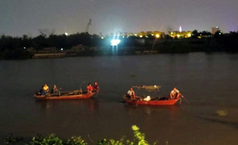 Các lực lượng chức năng tìm kiếm học sinh bị đuối nước đêm 4-5.