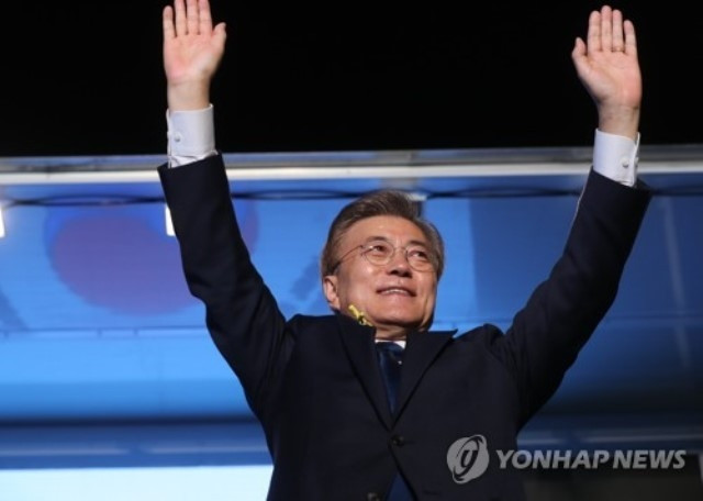 Ông Moon Jae-in trong buổi mừng chiến thắng tại Seoul, tối 9-5. (Ảnh: Yonhap)